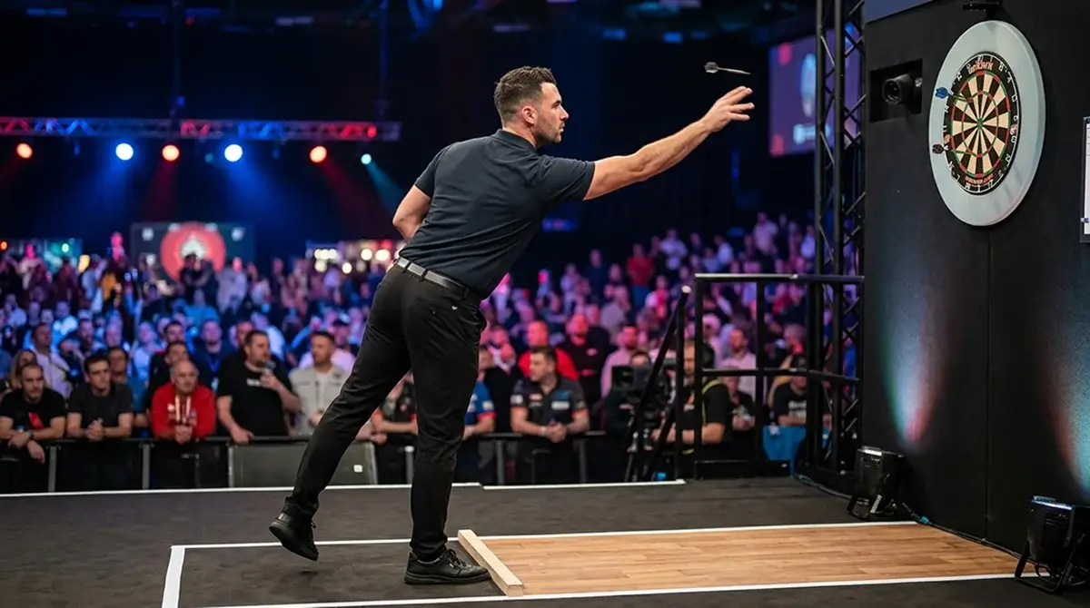 Darts-Spieler beim Wurf am Oche auf der Turnierbühne